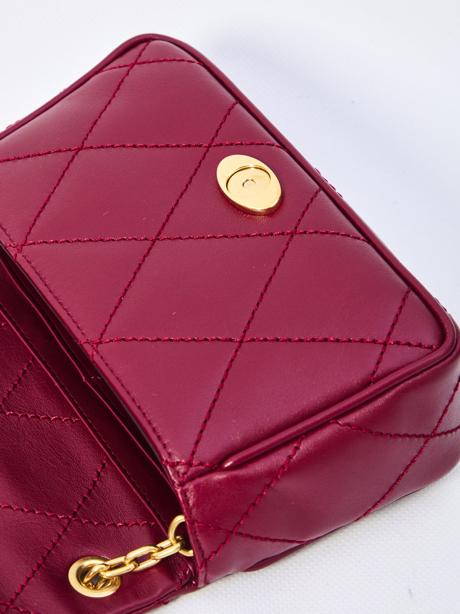 BURBERRY OS strand pouch with chain