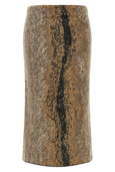 the midi skirt nude defines the silhouette through pure lines and an essential t