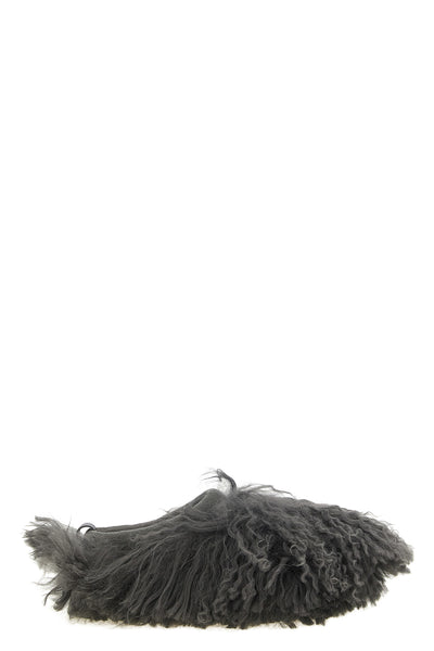 the sabot ugg tazz fluff momma redefines the volumes of slip-on footwear throu