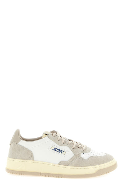 the autry medalist low sneakers anchor their design to a precise tennis aesthe