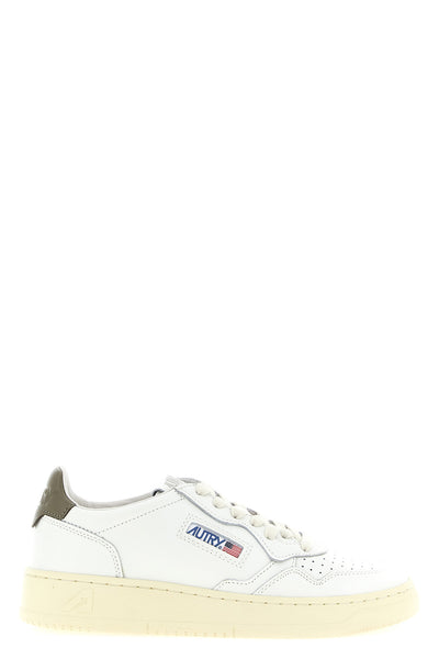the autry medalist low sneakers feature a structured low-top silhouette made o