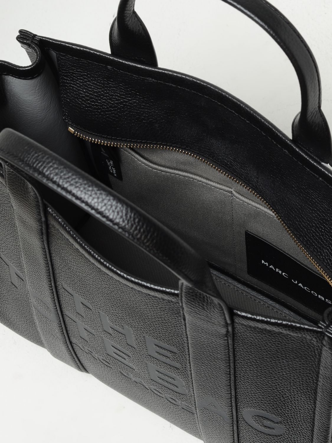 the medium tote bag in grained leather