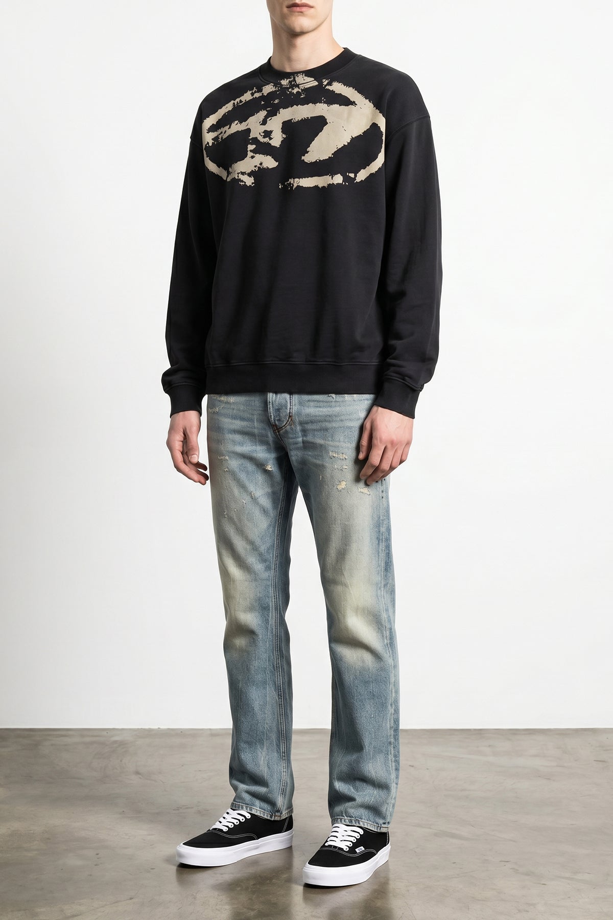 diesel 1985 larkee low-waisted jeans feature a regular silhouette