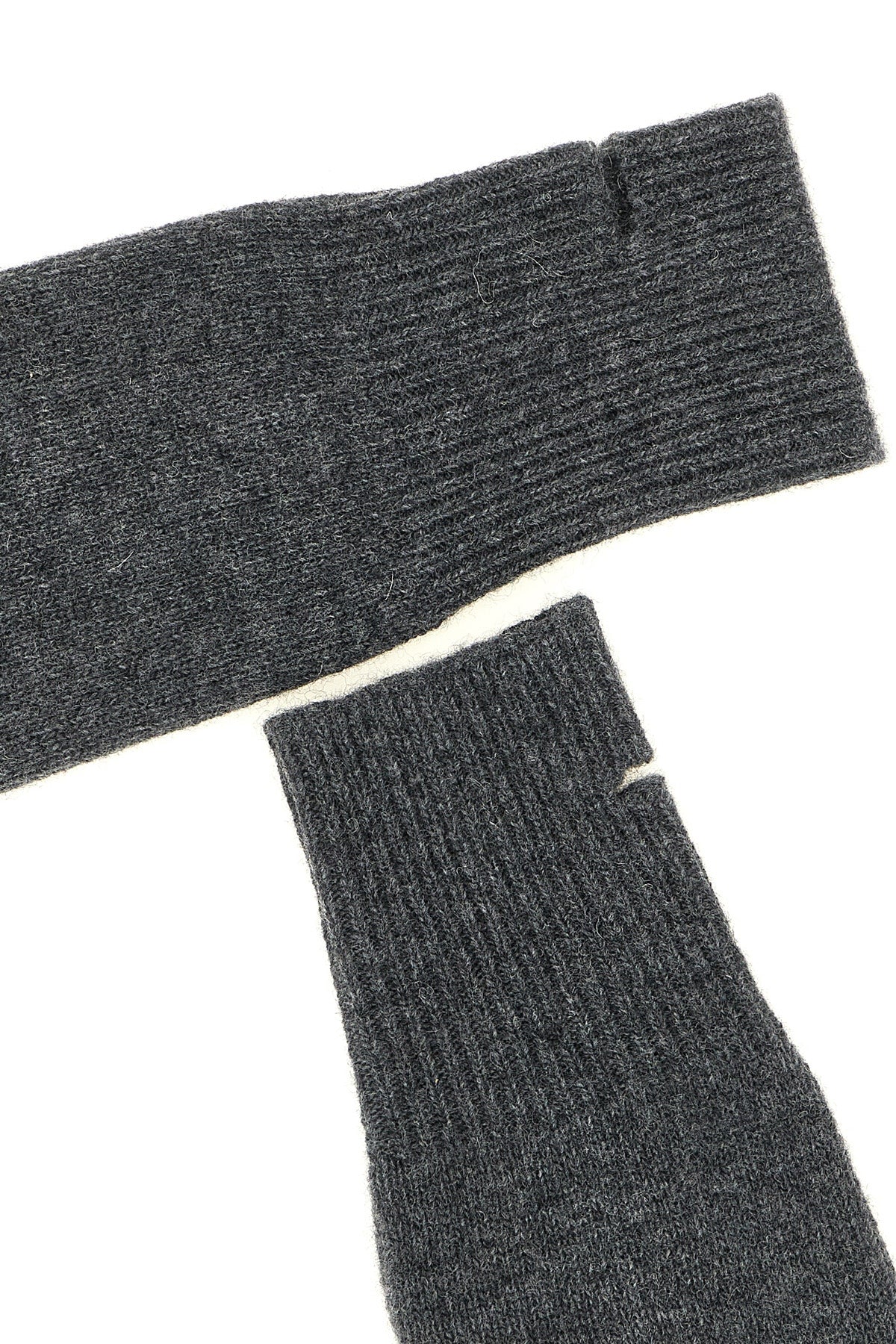 the nude sleeves redefine the concept of winter accessory through an essential a