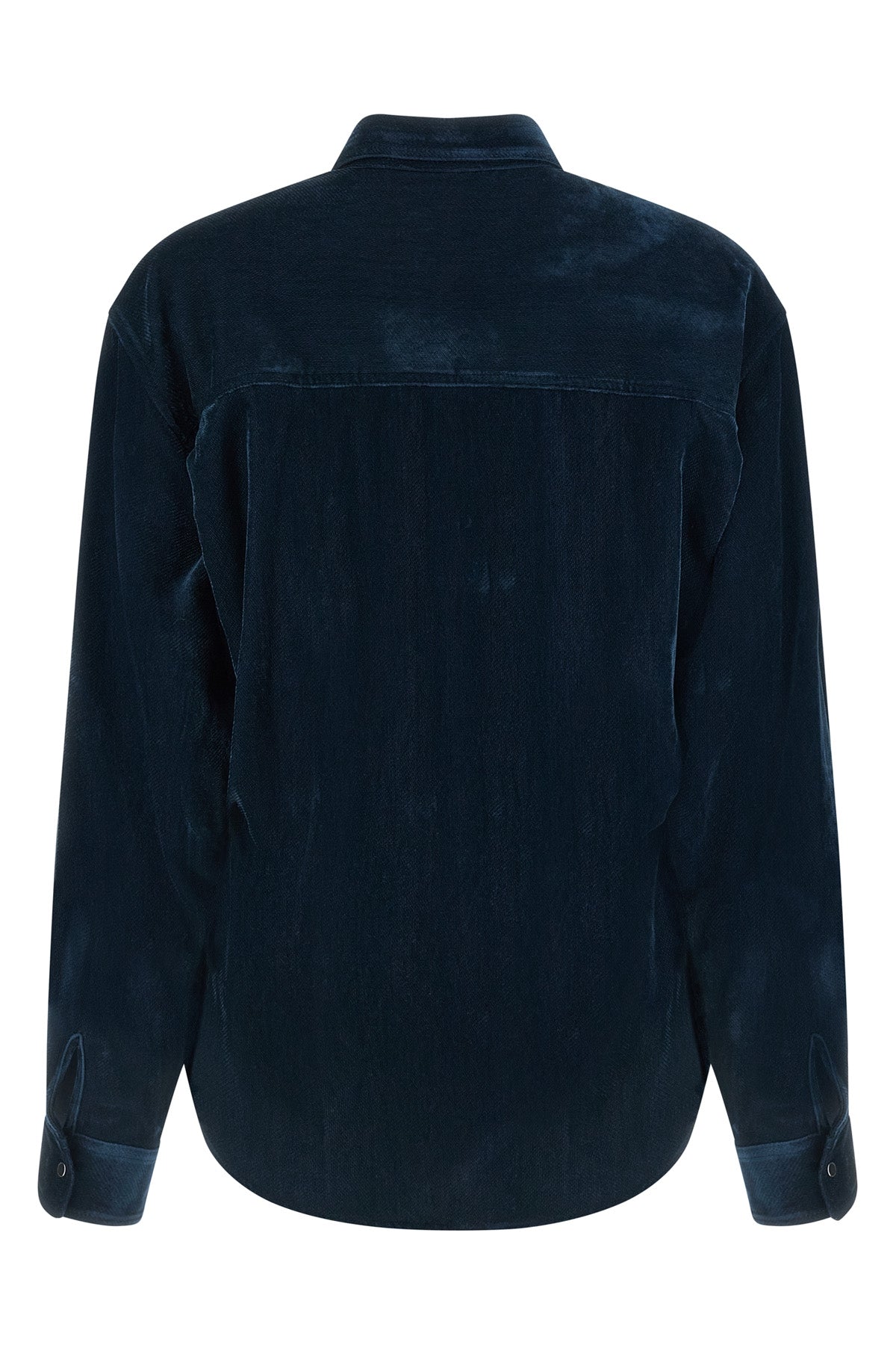 the nude shirt redefines the codes of everyday wardrobe through a relaxed silhou