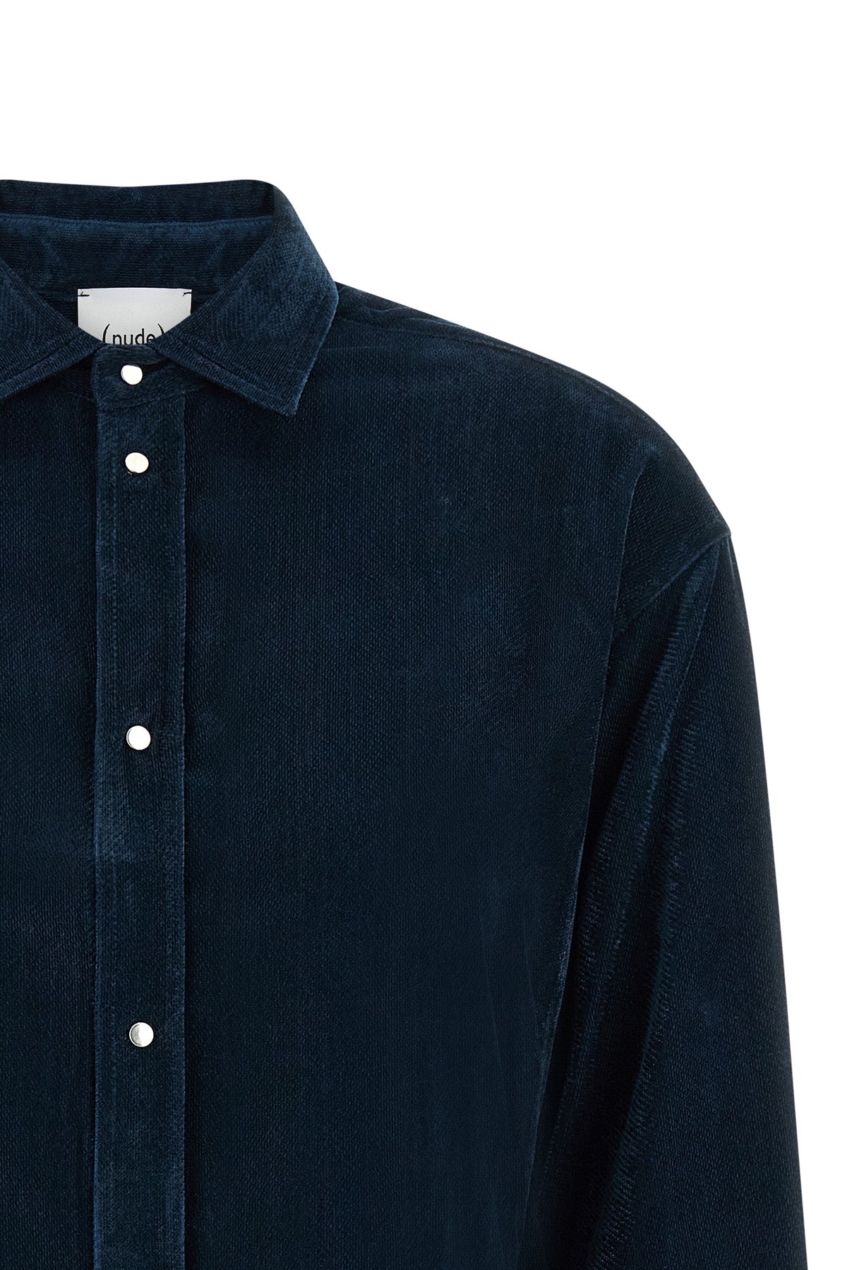 the nude shirt redefines the codes of everyday wardrobe through a relaxed silhou