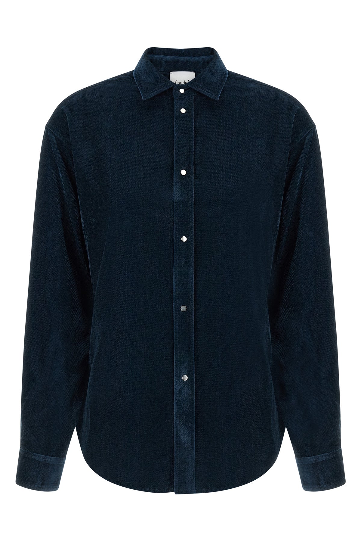the nude shirt redefines the codes of everyday wardrobe through a relaxed silhou