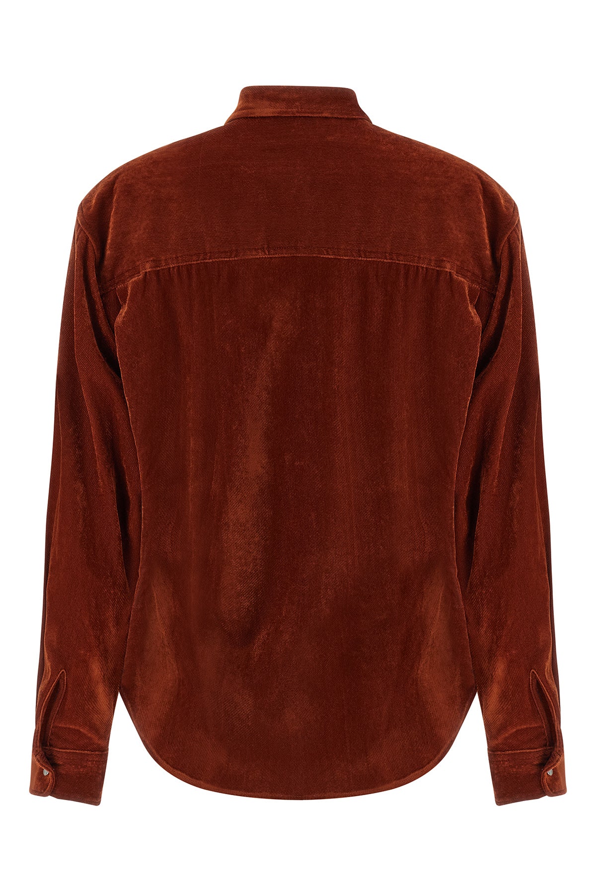 the nude shirt redefines the codes of everyday wardrobe through a relaxed silhou