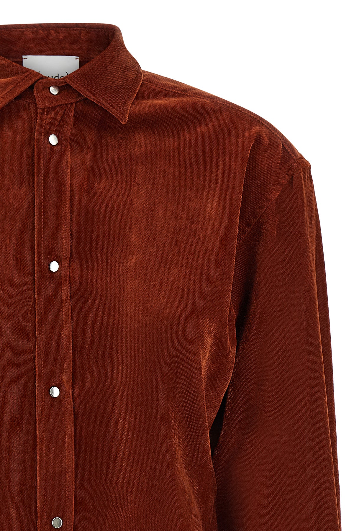 the nude shirt redefines the codes of everyday wardrobe through a relaxed silhou