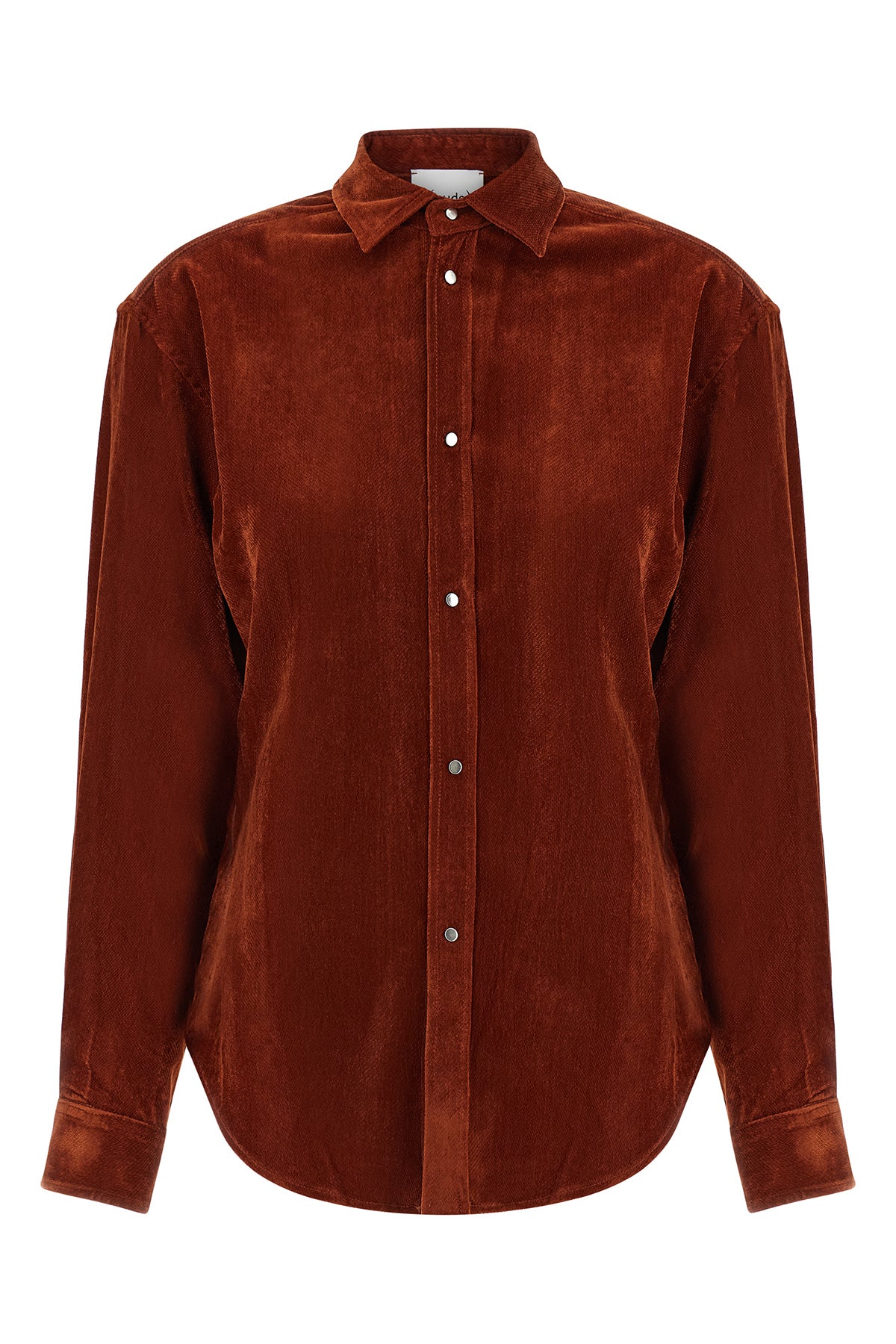 the nude shirt redefines the codes of everyday wardrobe through a relaxed silhou