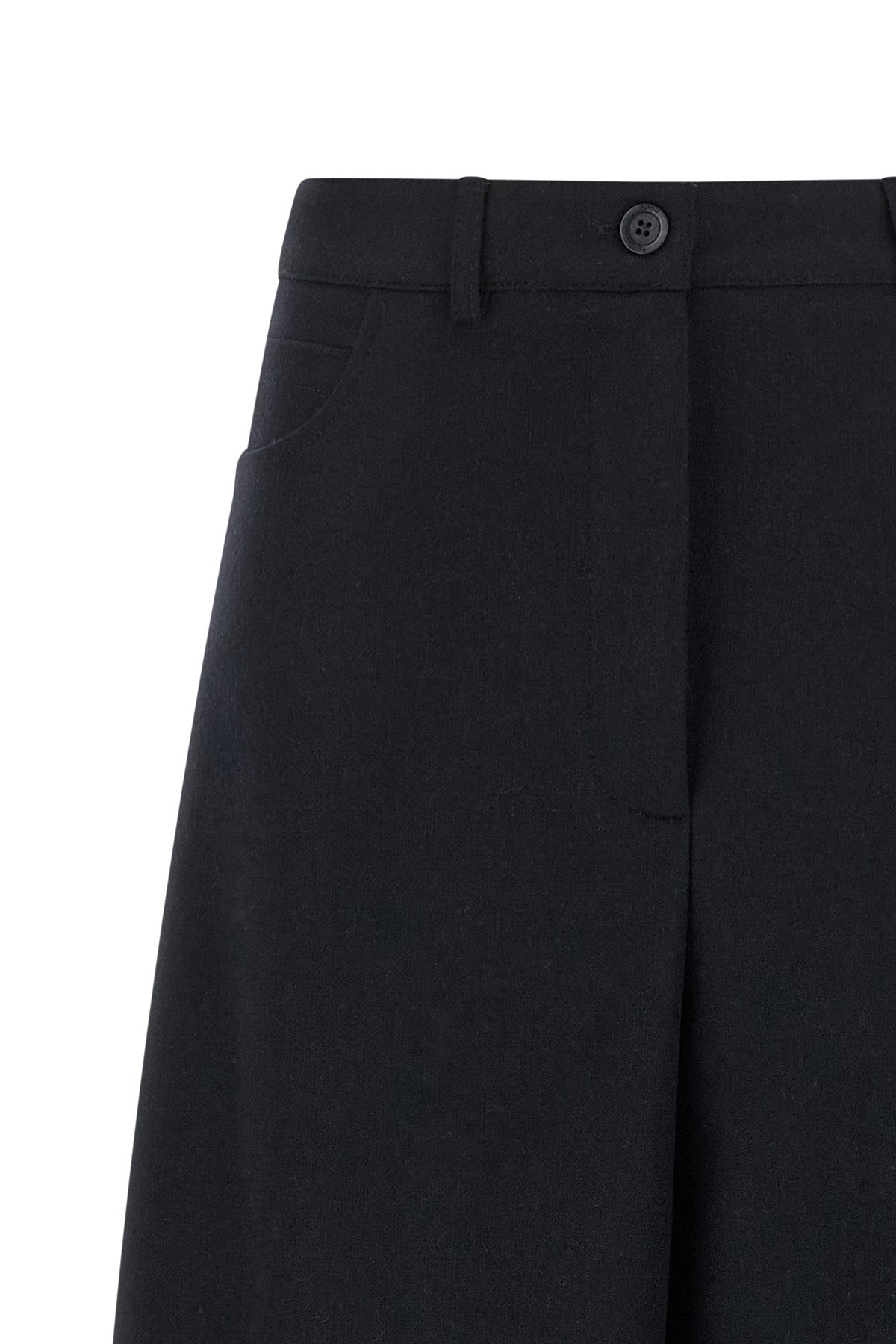 the nude trousers redefine the volumes of the daily wardrobe through a barrel-sh