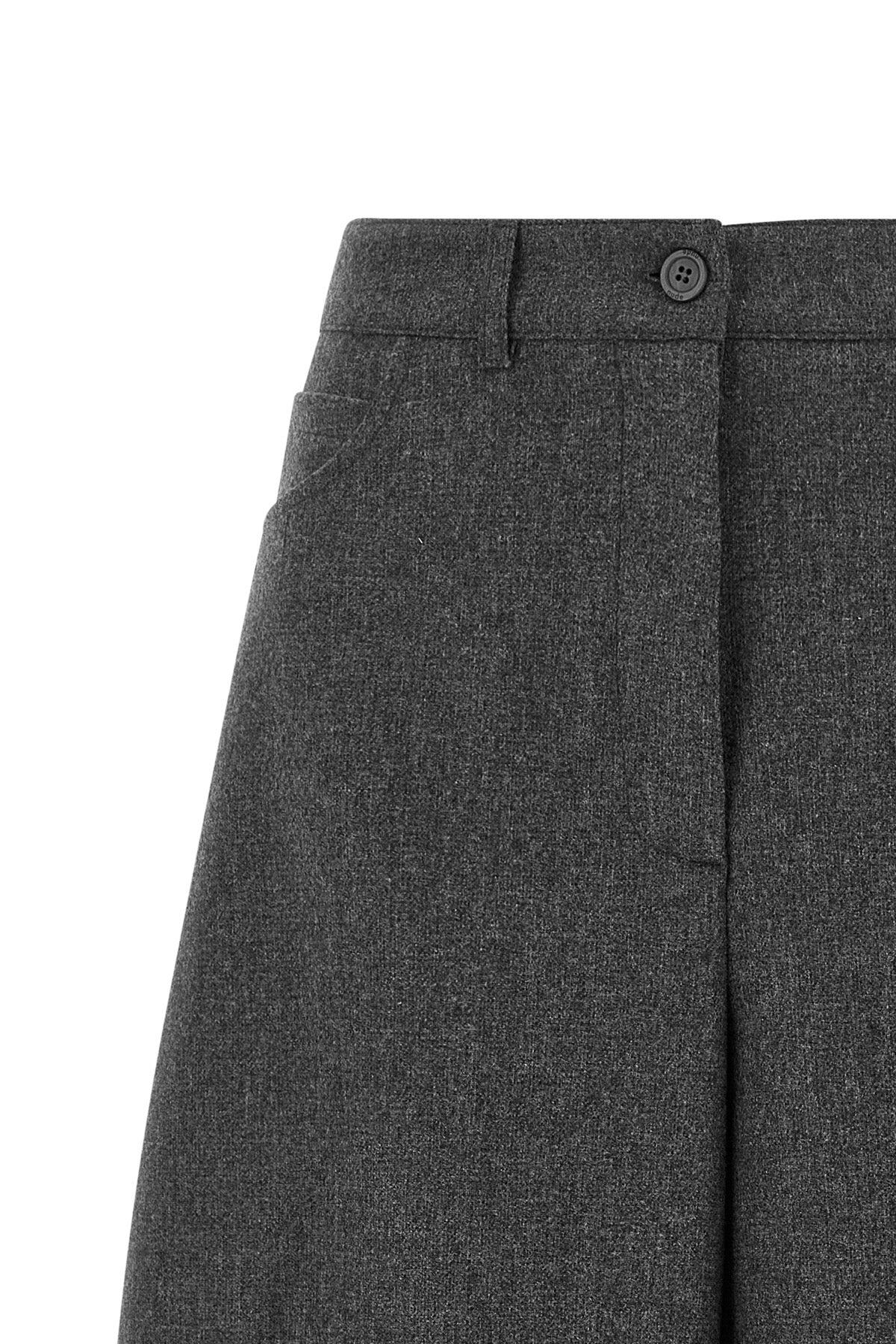 the nude trousers redefine the sartorial volumes through a distinctive barrel si