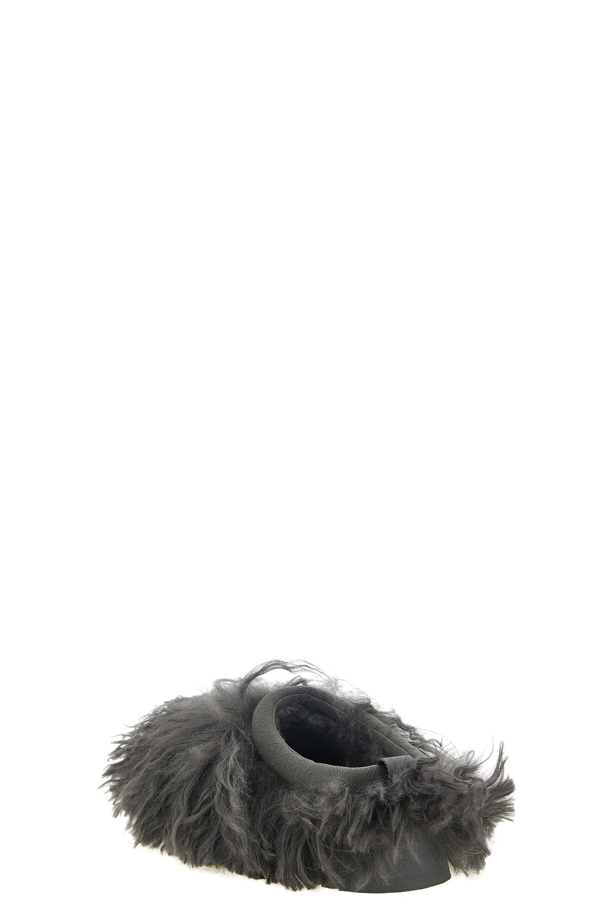the sabot ugg tazz fluff momma redefines the volumes of slip-on footwear throu