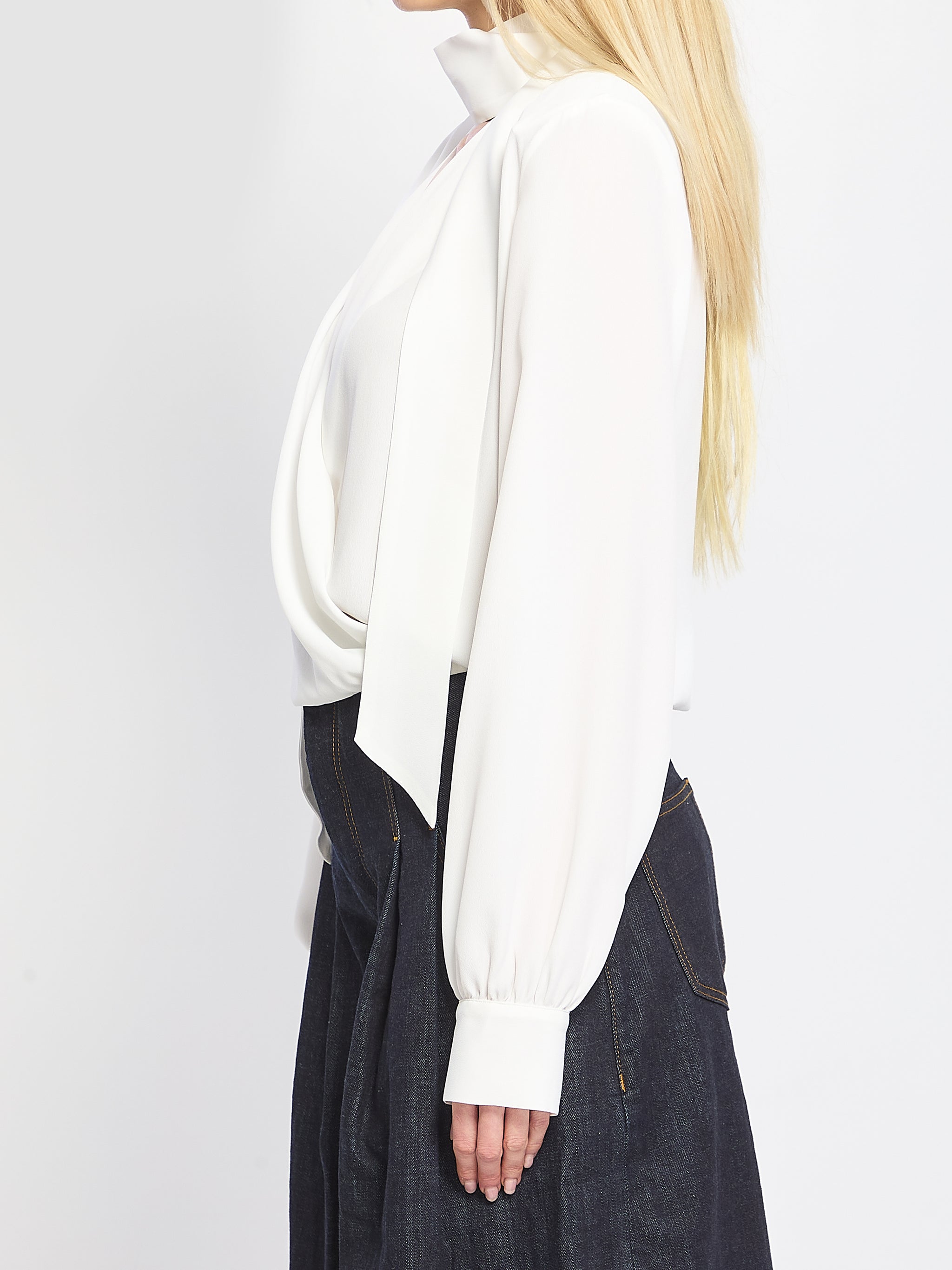 blusa incrociata con sciarpina