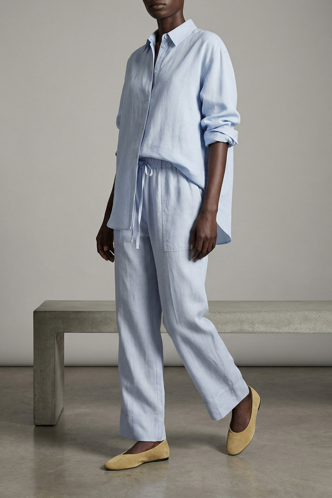 TOTEME 32 summer pants in a light breathable and slightly transparent linen and cotton b