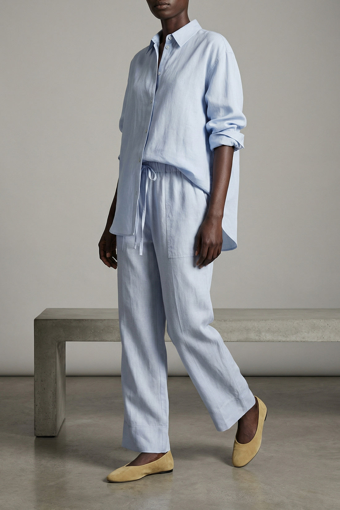 TOTEME 32 summer shirt in a light breathable and slightly transparent blend of linen and