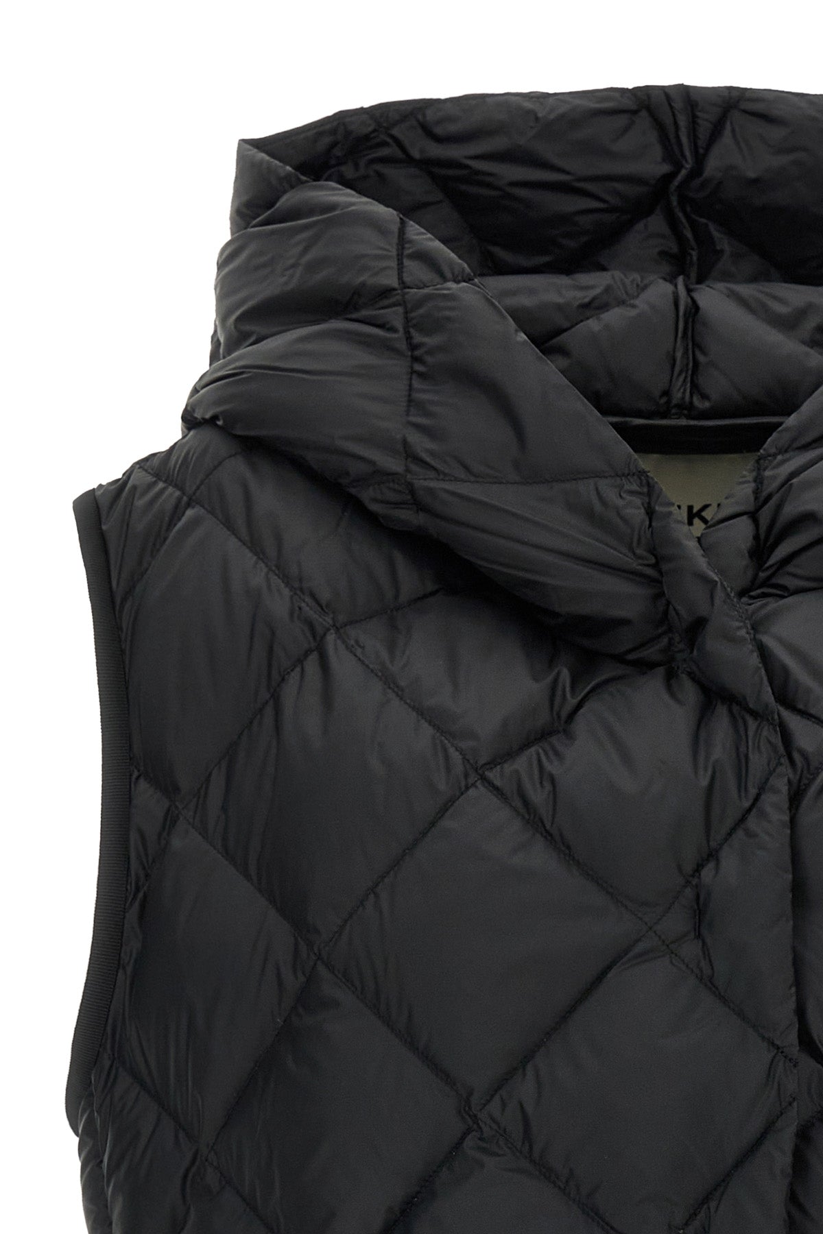 the weekend max mara giochi vest defines a new concept of outerwear through ca