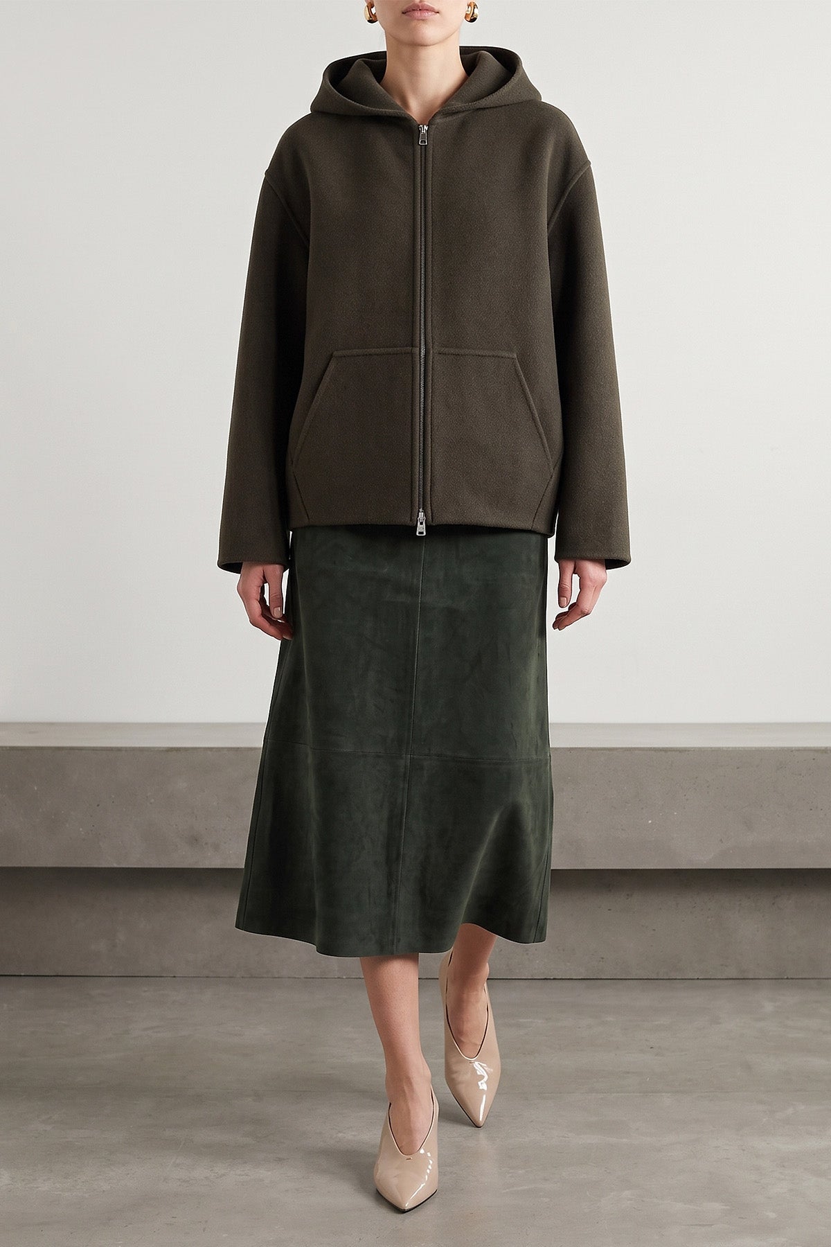 the s max mara smmgazza longuette skirt in fine suede defines a slightly flar
