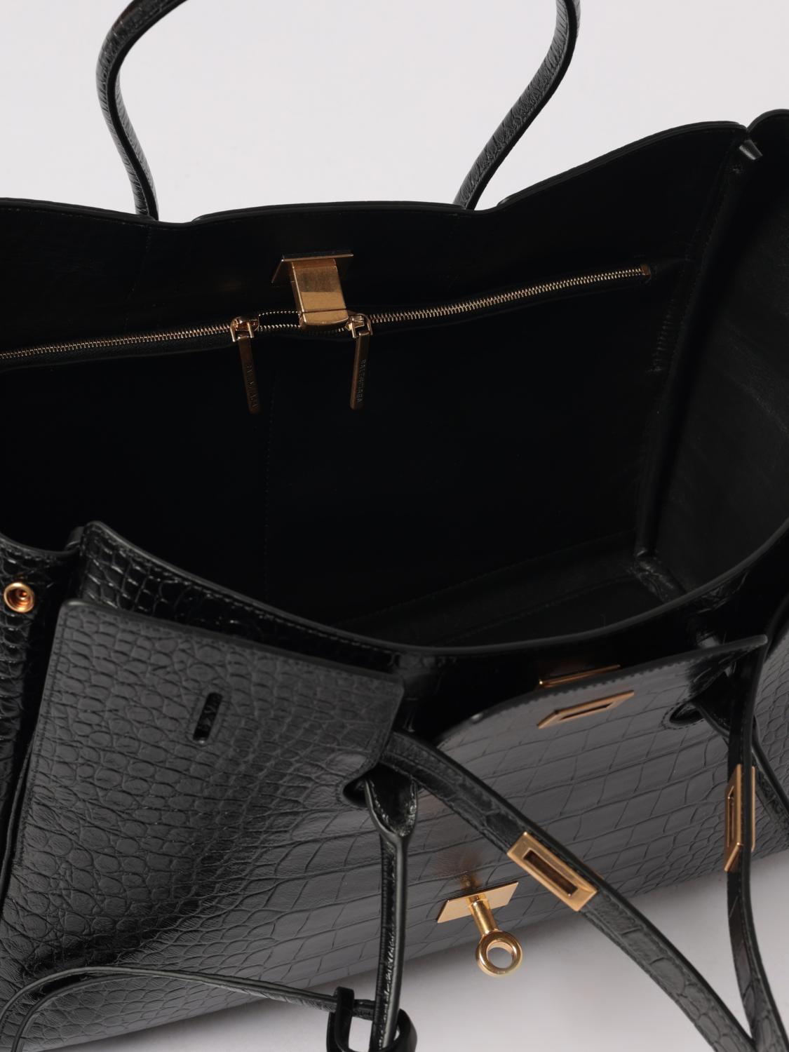 woman's shoulder bag