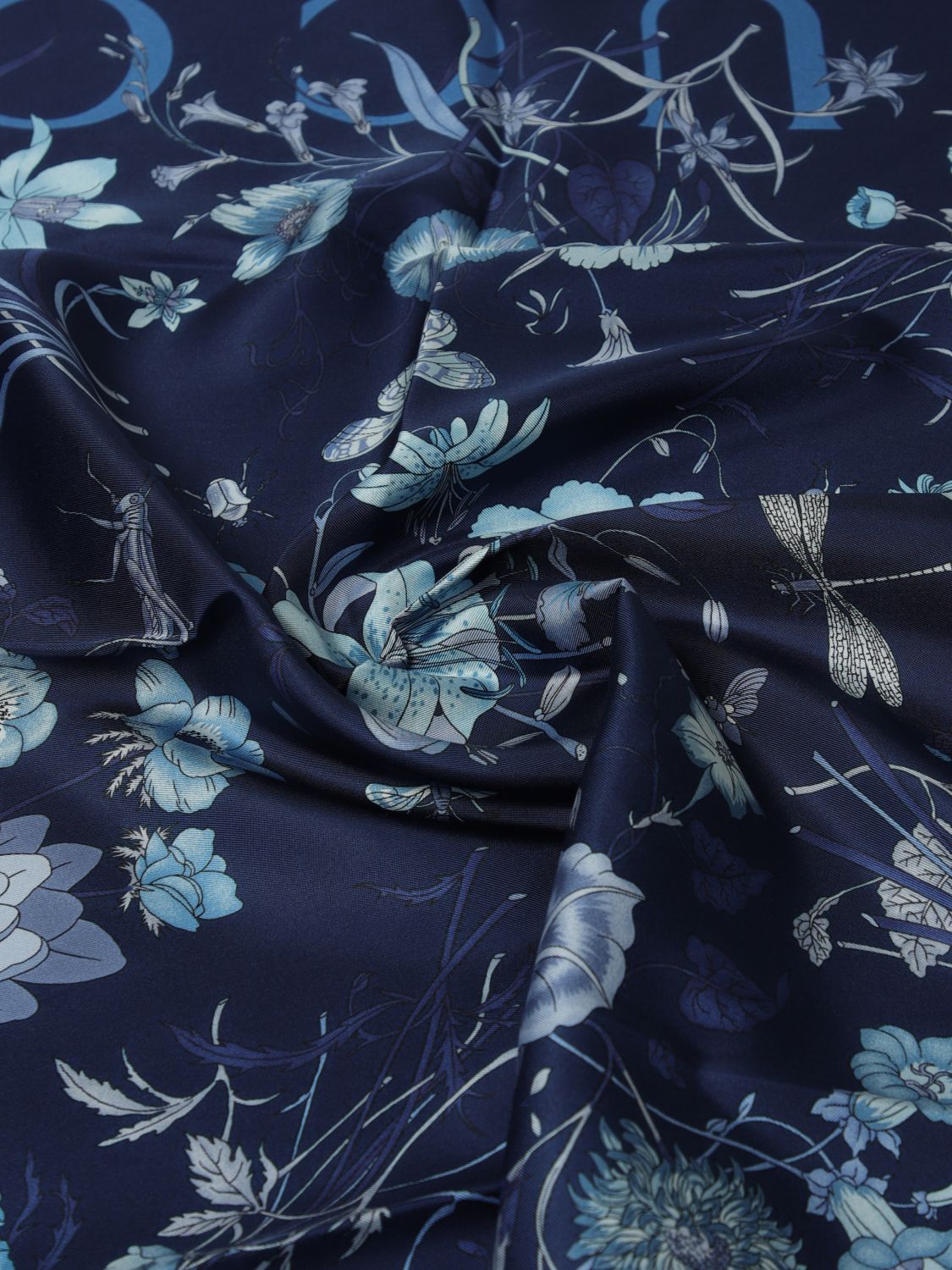 woman's neck scarf