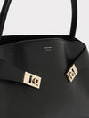 woman's shoulder bag