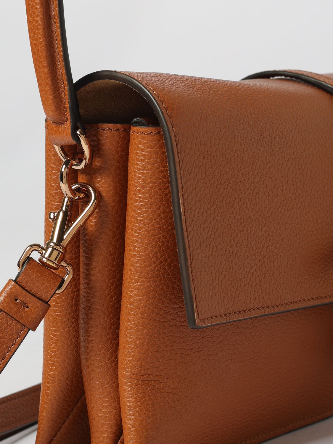 woman's shoulder bag