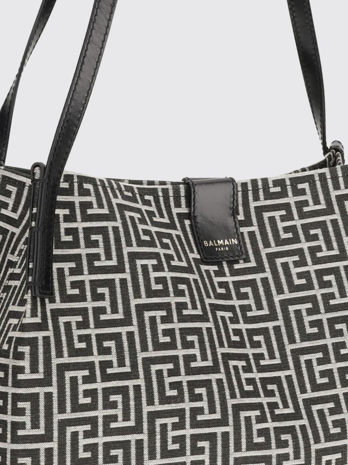 woman's shoulder bag