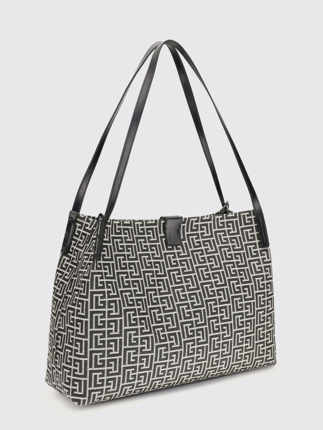 woman's shoulder bag