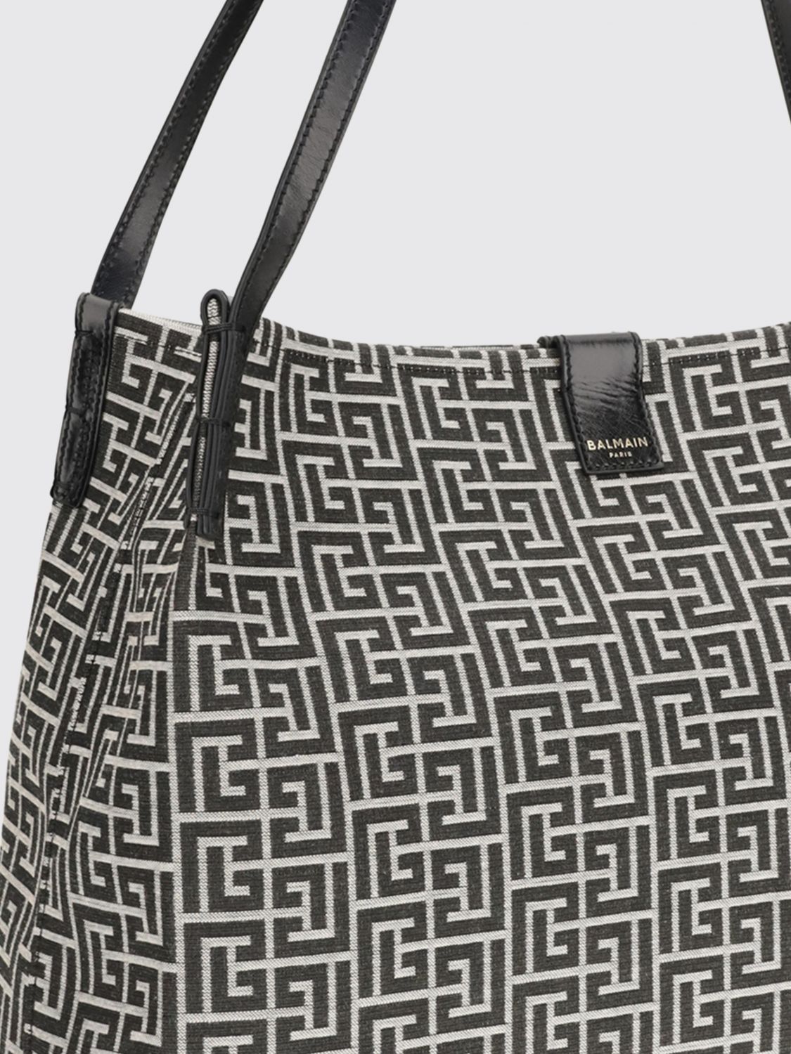 woman's shoulder bag