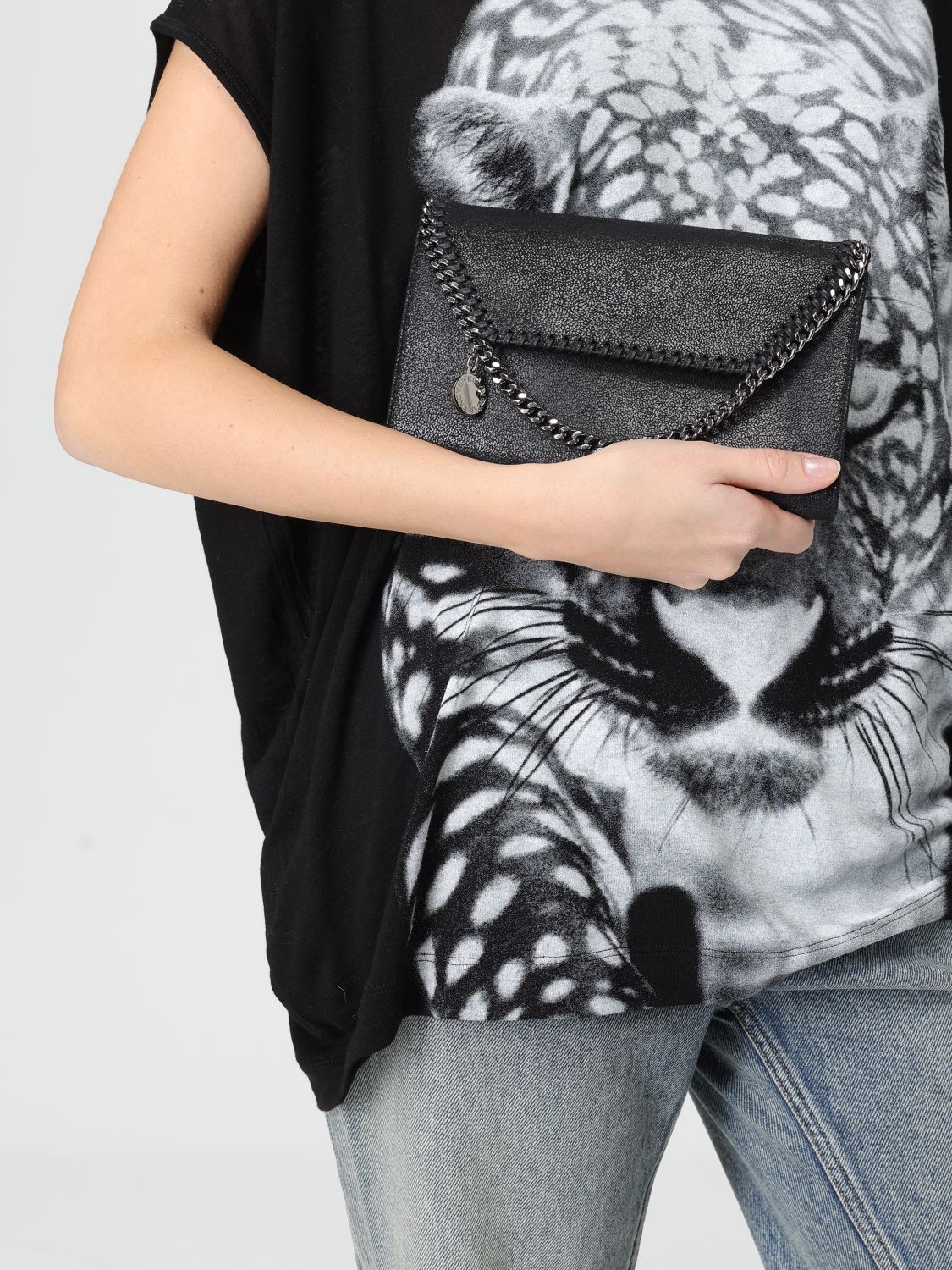 woman's shoulder bag