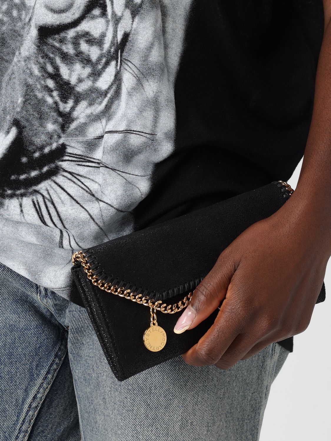 woman's shoulder bag