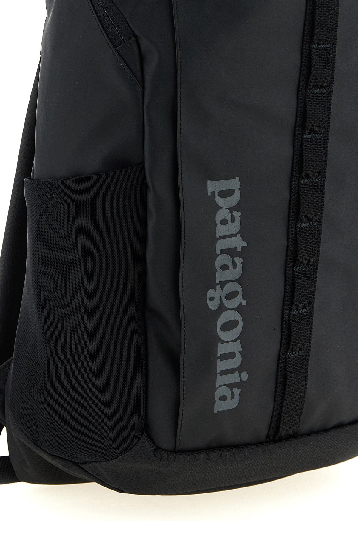 water-repellent and abrasion-resistant polyester ripstop black hole® pack back