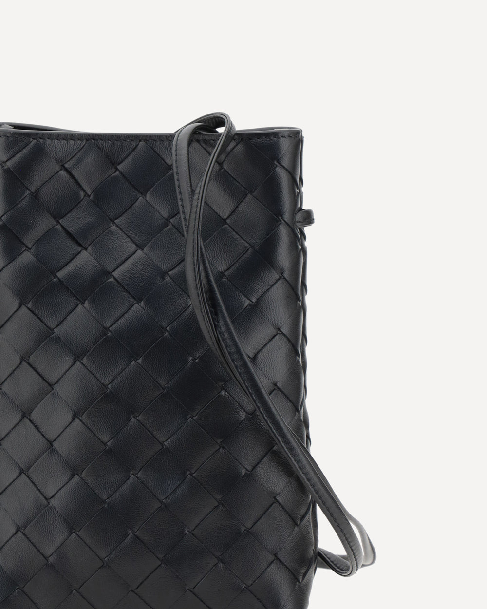 iconic intreccio shoulder bag