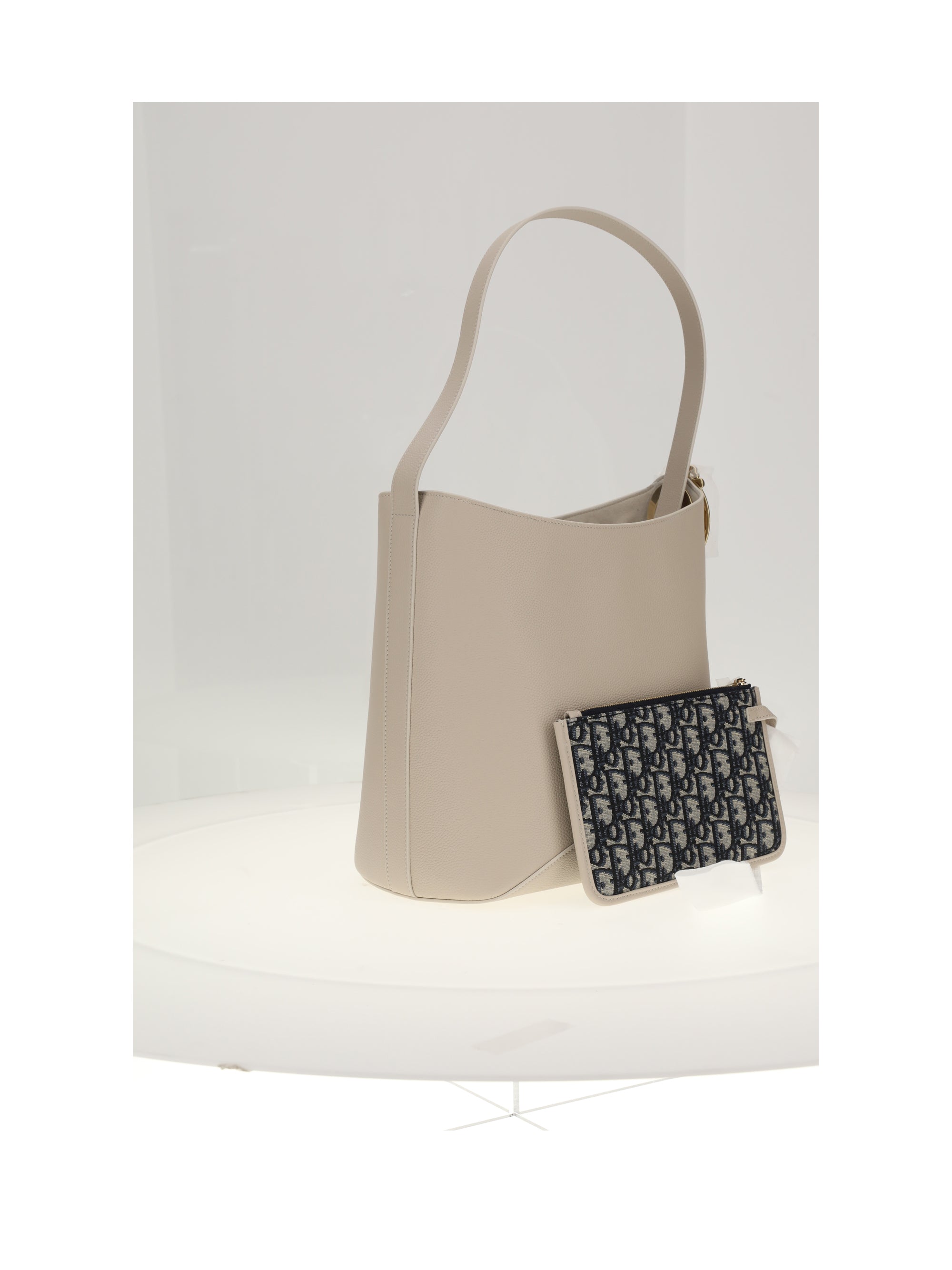 dior medallion lock medium bucket