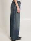 low-rise baggy jeans