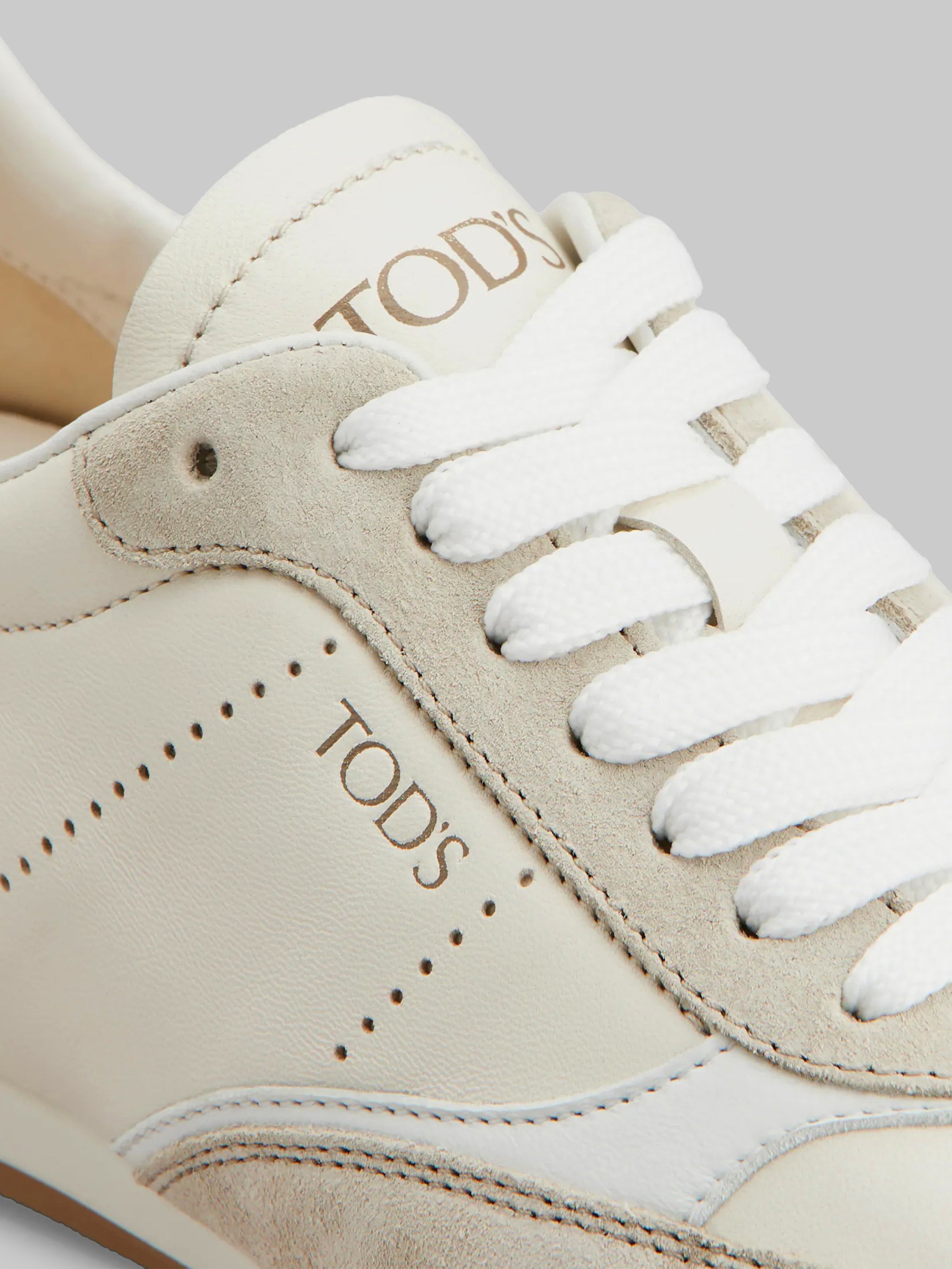 sneakers in smooth leather and suede