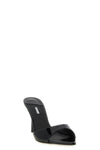 le silla bella mule sandals stand out for an essential and rigorous silhouette