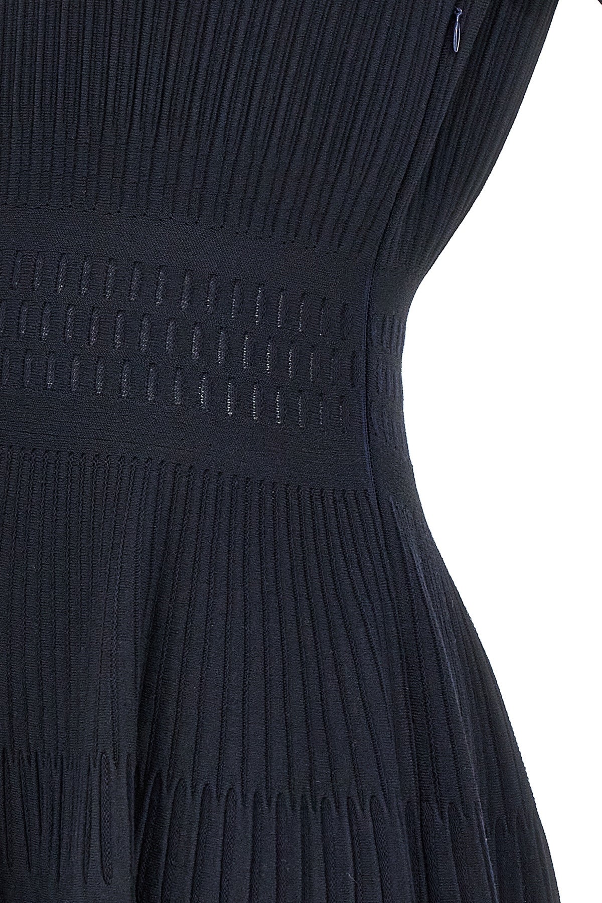 hela dress in stretch textured fabric