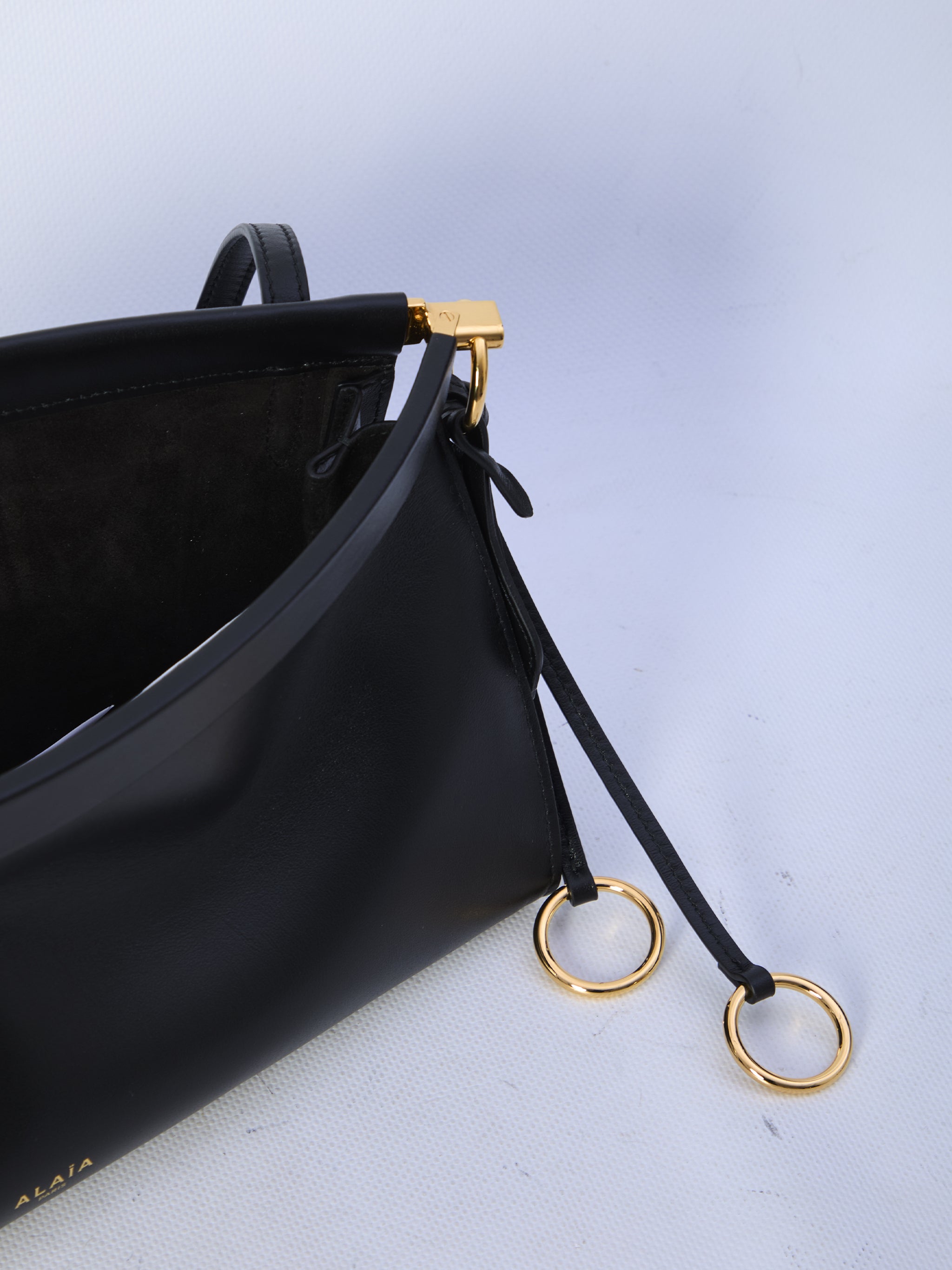 medium le click east west black bag