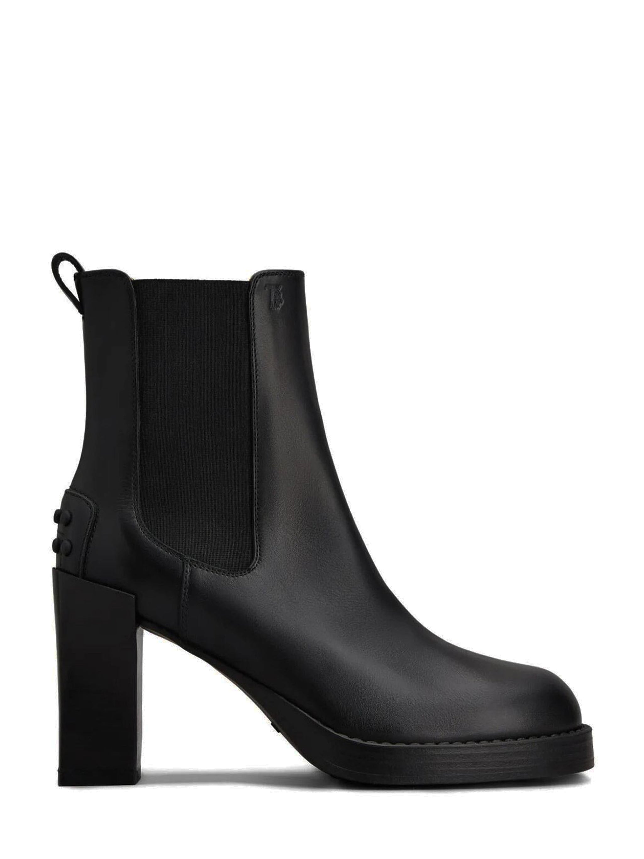 chelsea boots in leather