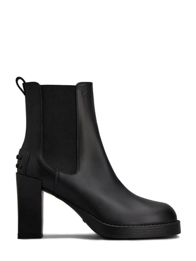 chelsea boots in leather