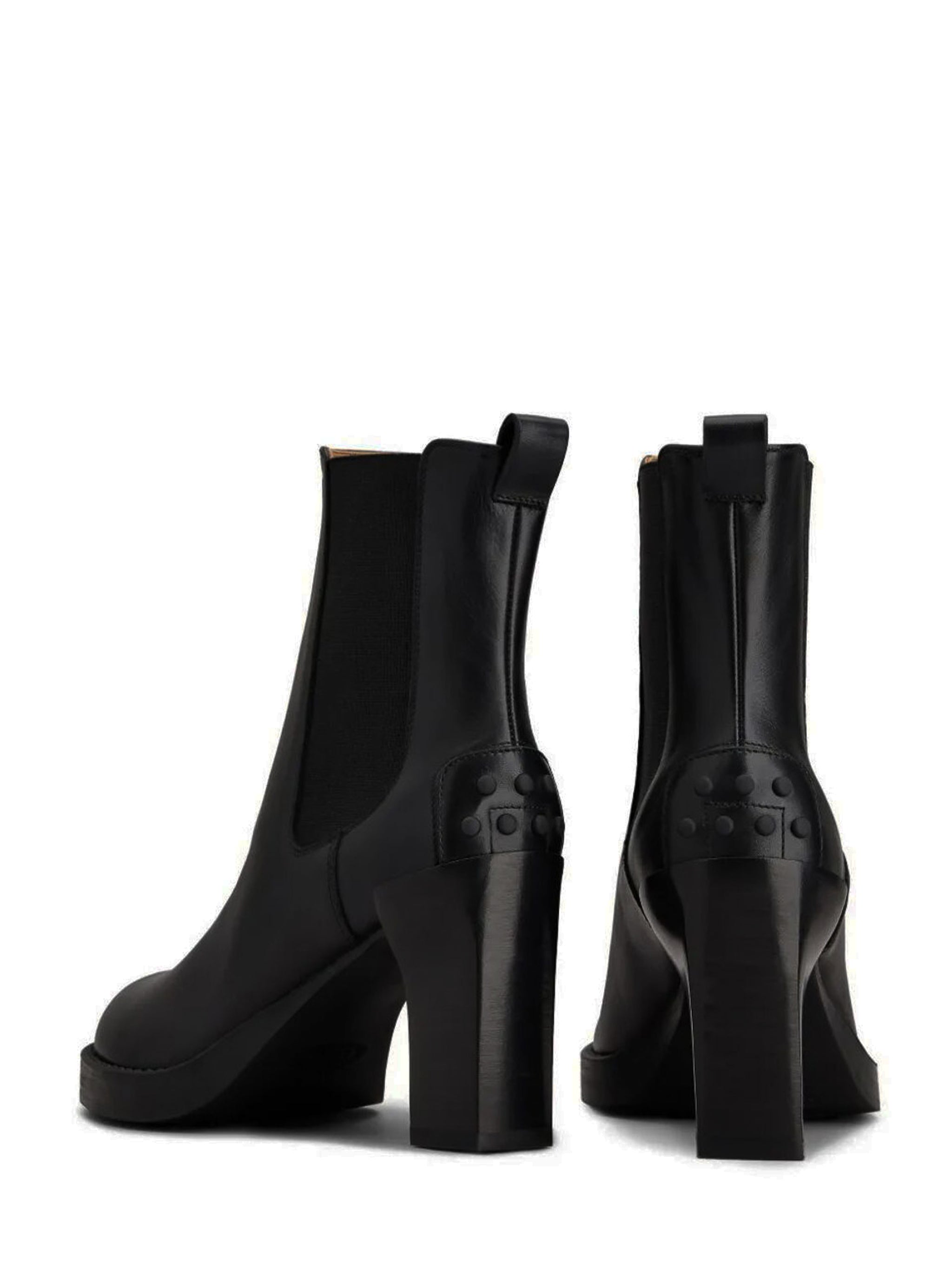 chelsea boots in leather
