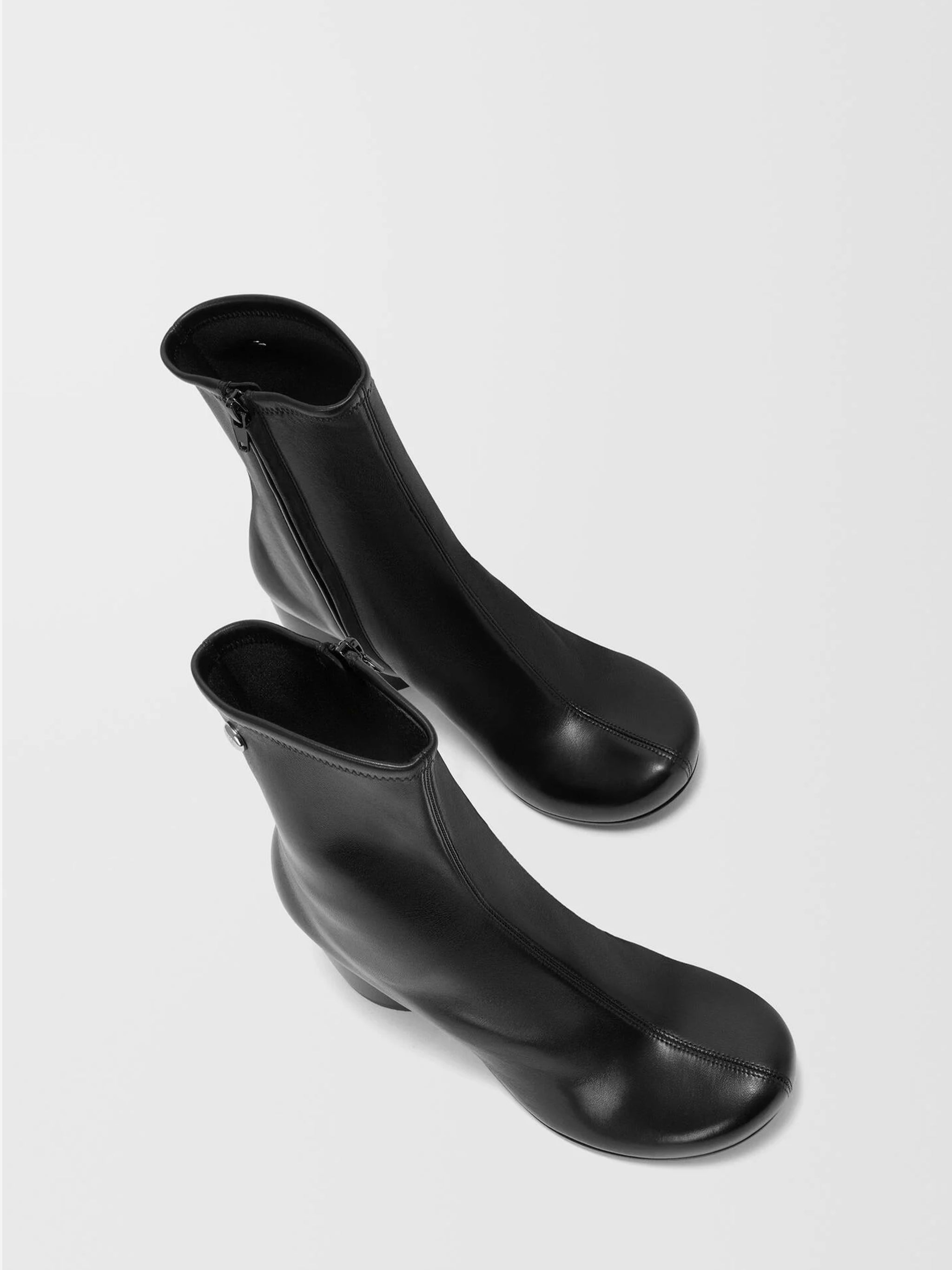 oval ankle boots in stretch lambskin nappa