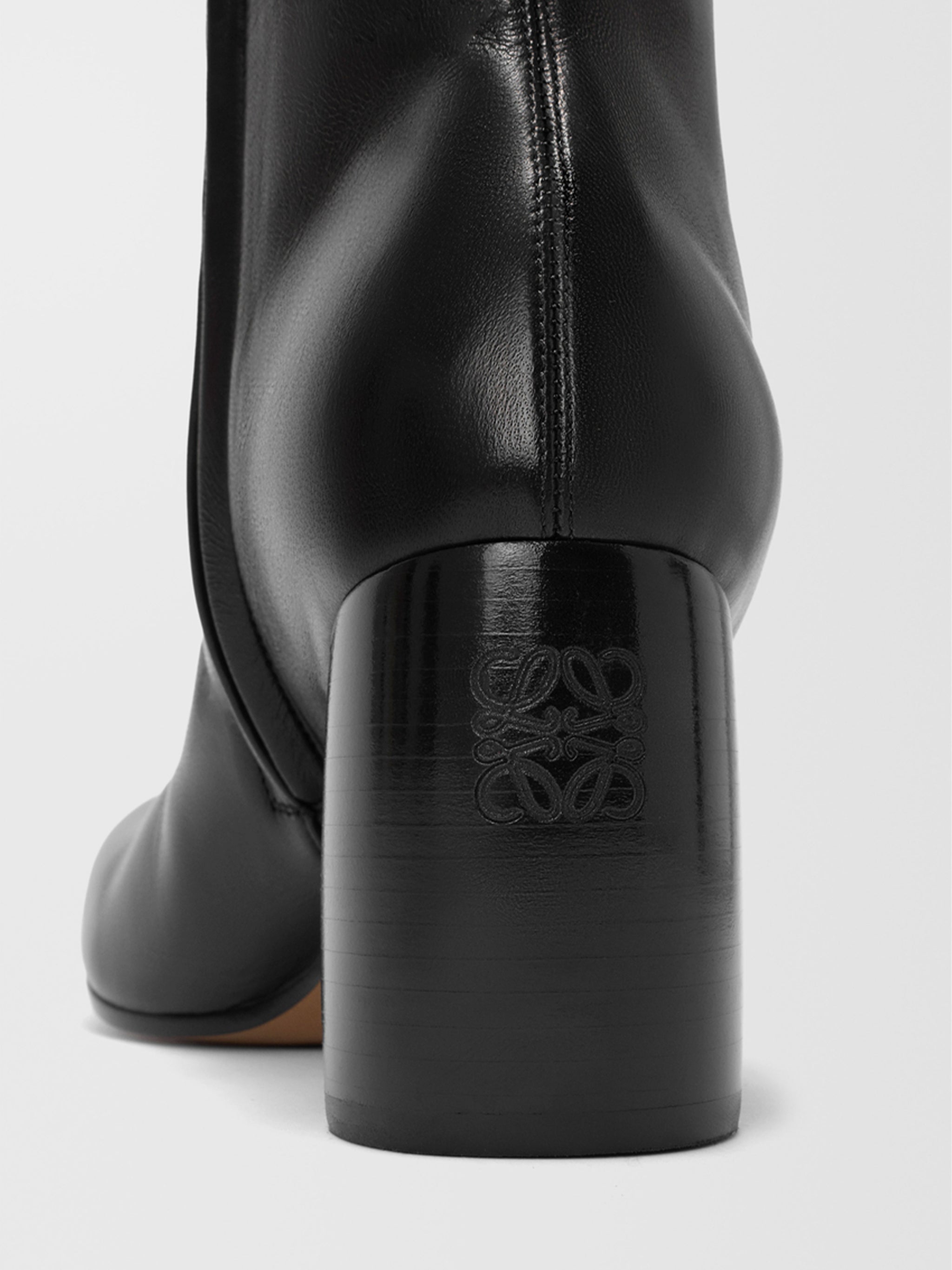 oval ankle boots in stretch lambskin nappa