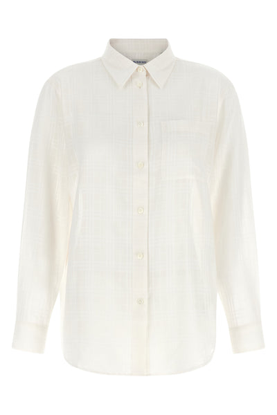 the burberry emma shirt redefines the codes of everyday elegance through metic