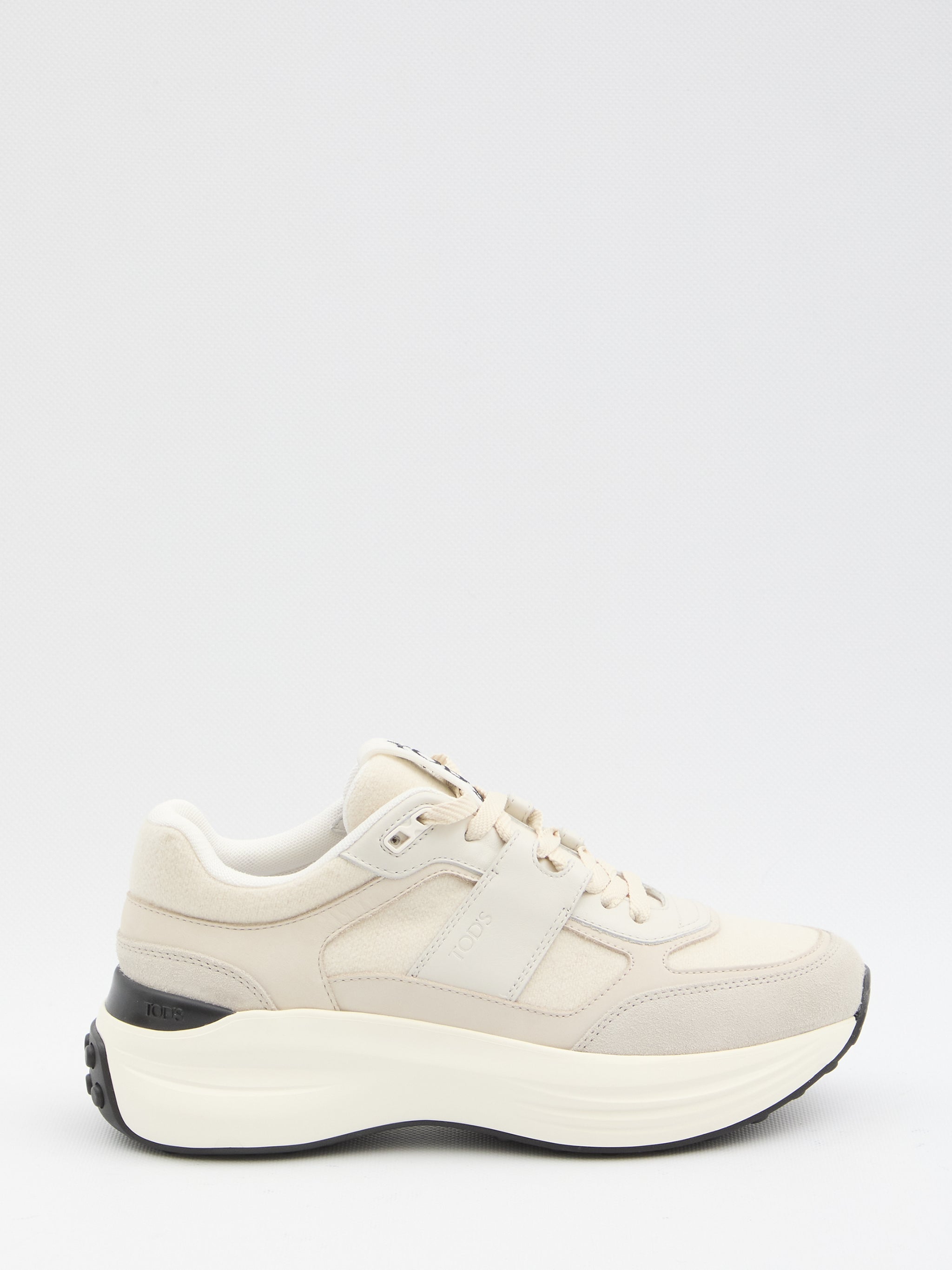 sneakers in leather and fabric