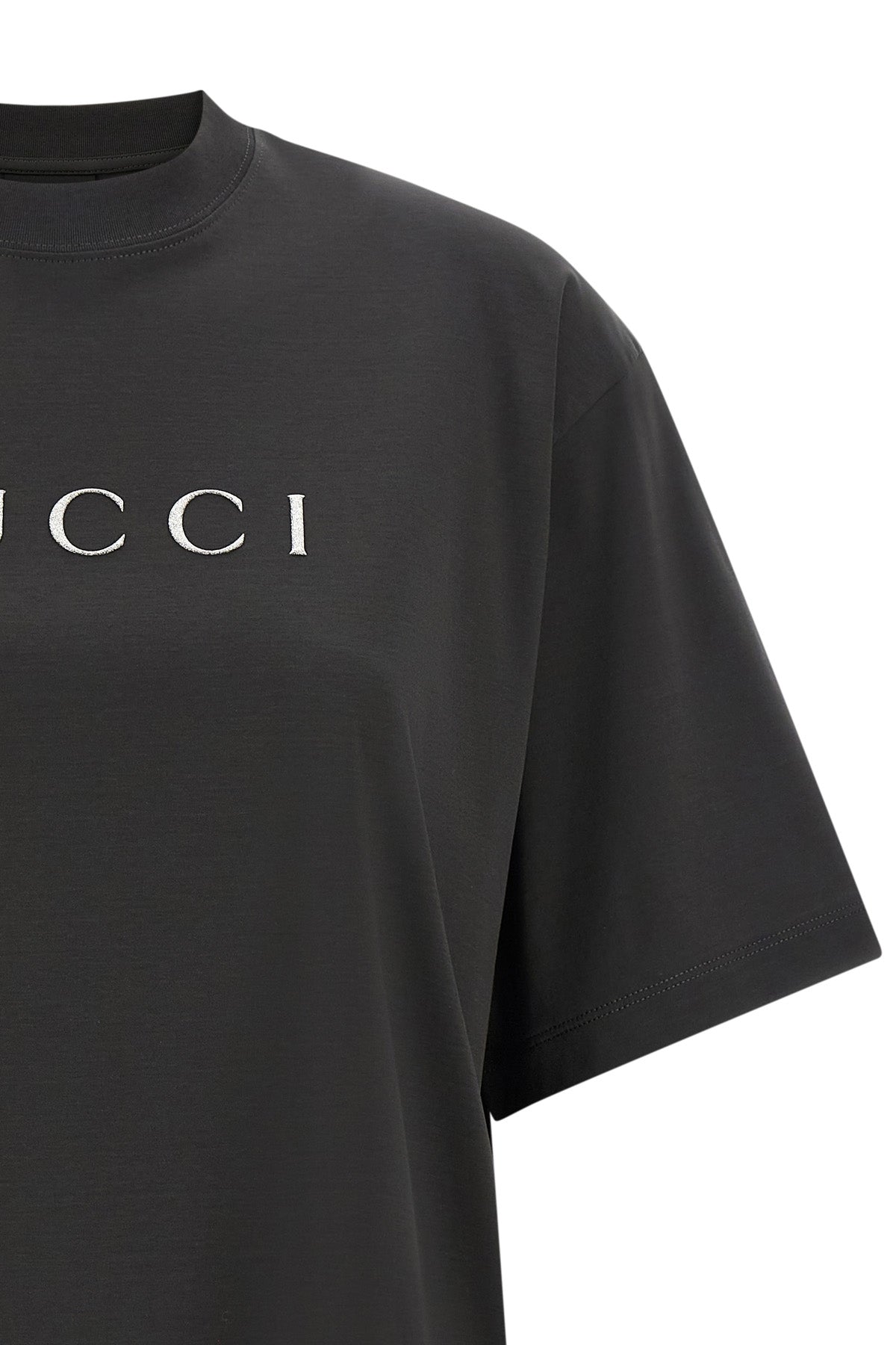 the gucci t-shirt redefines the codes of casual dress through meticulous attenti