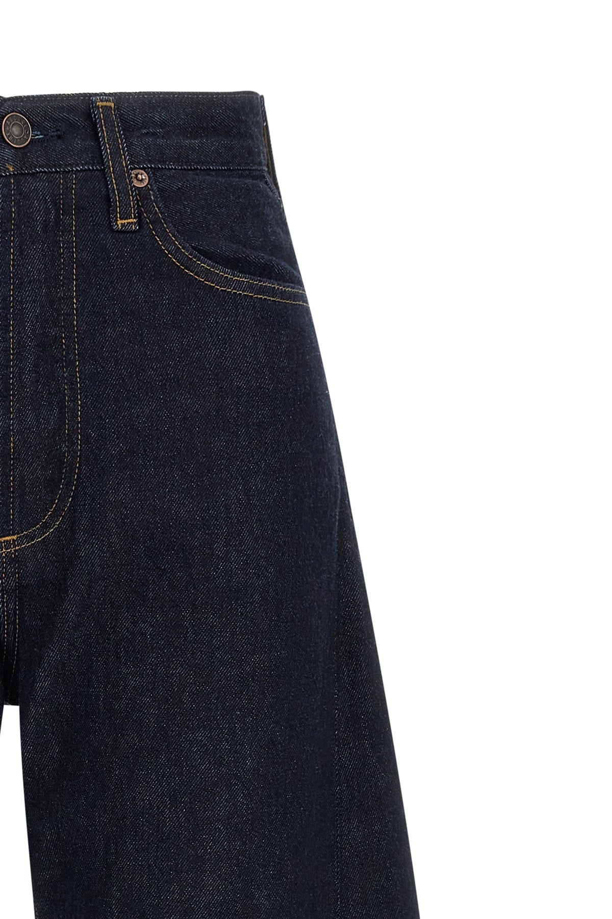 the luna agolde jeans redefine the volumes of the daily wardrobe through an in