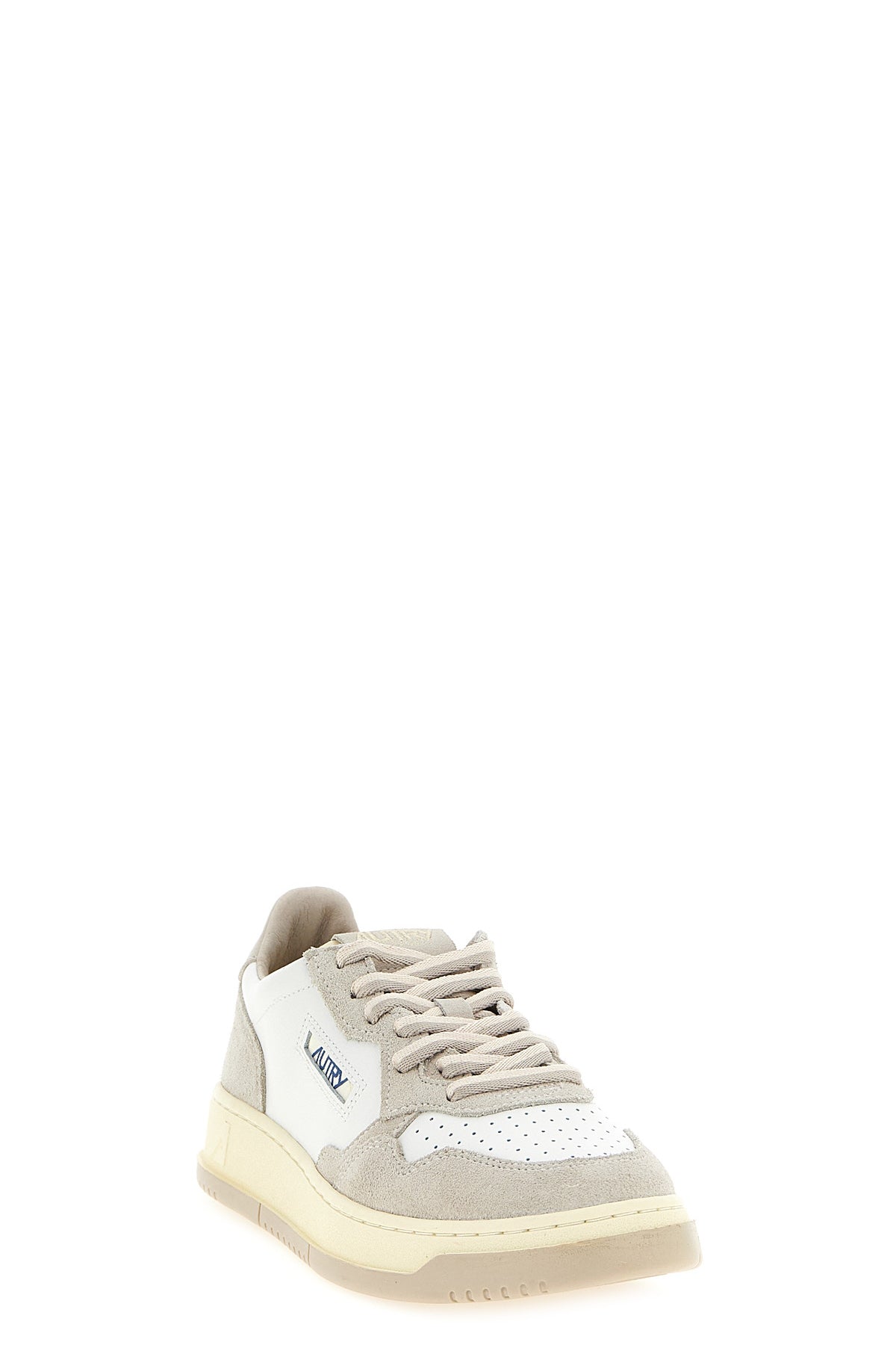 the autry medalist low sneakers anchor their design to a precise tennis aesthe