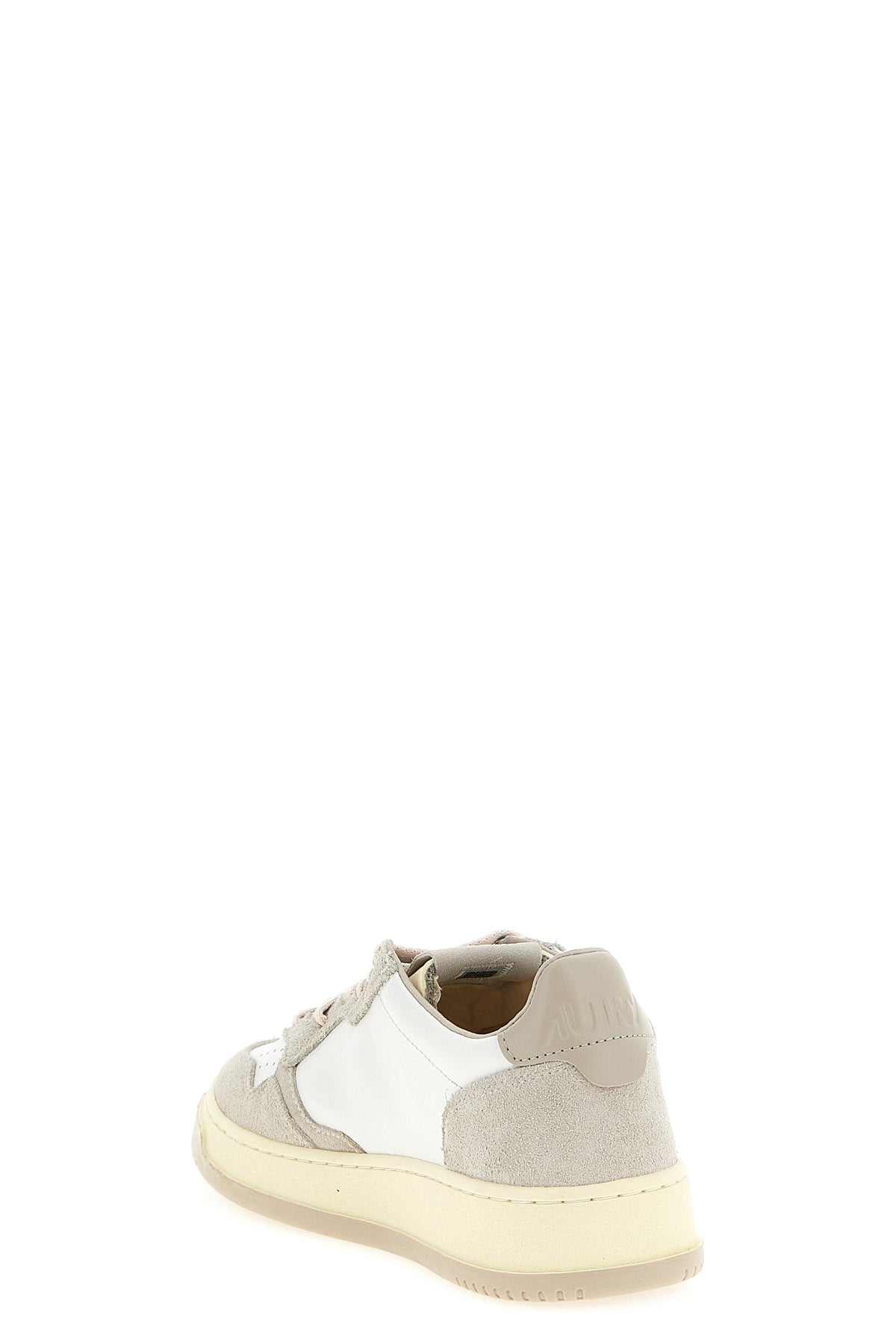 the autry medalist low sneakers anchor their design to a precise tennis aesthe
